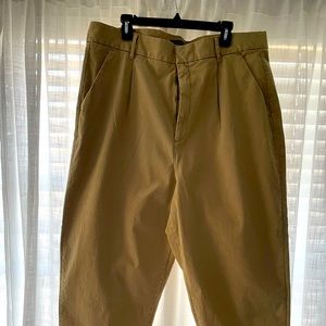 Banana Republic pleated crop chinos in khaki/tan.